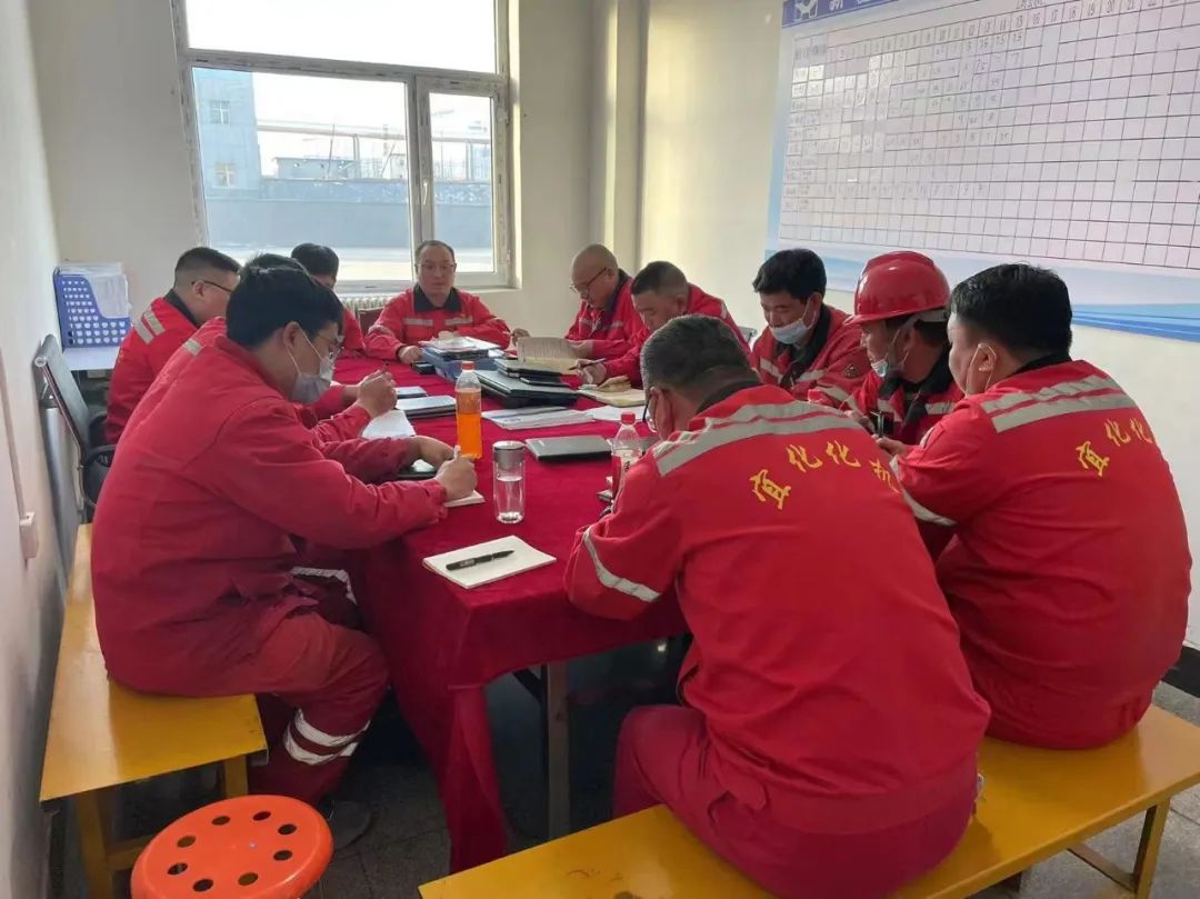 團結一心干勁足 斗志昂揚戰(zhàn)檢修(圖1) 圖片