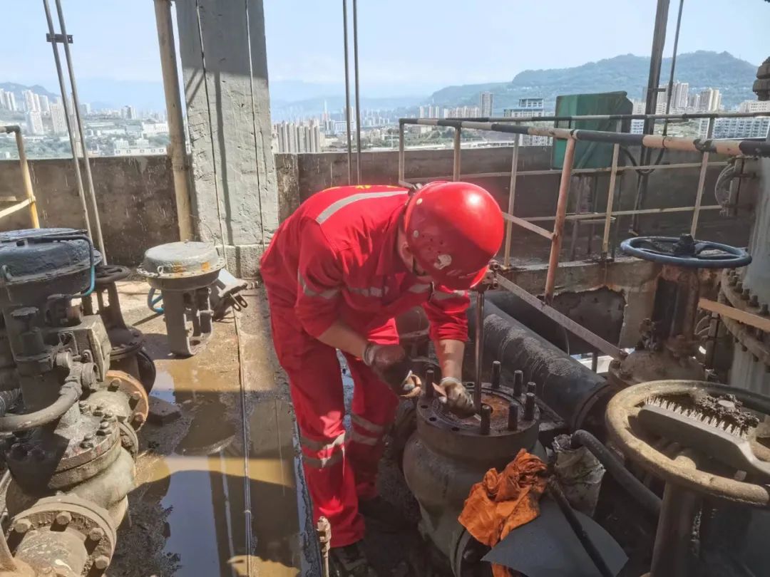 【一線】戰(zhàn)高溫 斗酷暑 忙檢修(圖1) 圖片