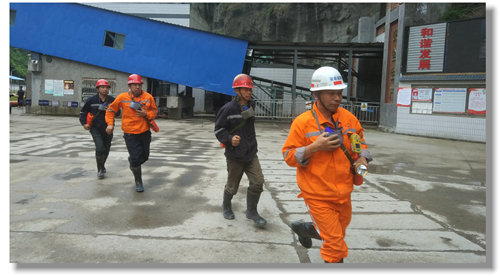 礦業(yè)公司蘇家坡礦開(kāi)展中毒窒息應(yīng)急救援演練(圖1) 礦業(yè)公司蘇家坡礦開(kāi)展中毒窒息應(yīng)急救援演練(圖1)