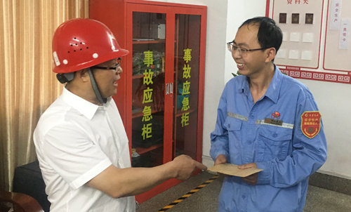 王大真到宜都園區(qū)、股份公司看望慰問基層黨員(圖2)