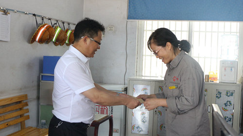 王大真到宜都園區(qū)、股份公司看望慰問基層黨員(圖5)