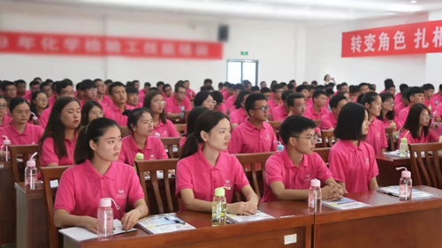 周金平為2019年宜化集團(tuán)入職新職工(大學(xué)生)講授第一課(圖1) 周金平為2019年宜化集團(tuán)入職新職工(大學(xué)生)講授第一課(圖1)