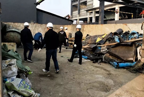 熱火朝天！集團(tuán)總部140余人到股份公司氯堿分廠開(kāi)展勞動(dòng)(圖7)