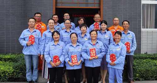 宜化集團(tuán)發(fā)放金秋助學(xué)金30余萬元 124名職工子女獲得資助(圖3) 宜化集團(tuán)發(fā)放金秋助學(xué)金30余萬元 124名職工子女獲得資助(圖3)