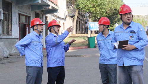 王大真深入雙環(huán)公司現(xiàn)場(chǎng)察看清潔文明生產(chǎn)推進(jìn)情況(圖2) 王大真深入雙環(huán)公司現(xiàn)場(chǎng)察看清潔文明生產(chǎn)推進(jìn)情況(圖2)