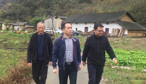 周金平帶隊(duì)到羅家村開展精準(zhǔn)扶貧入戶走訪(圖1) 周金平帶隊(duì)到羅家村開展精準(zhǔn)扶貧入戶走訪(圖1)