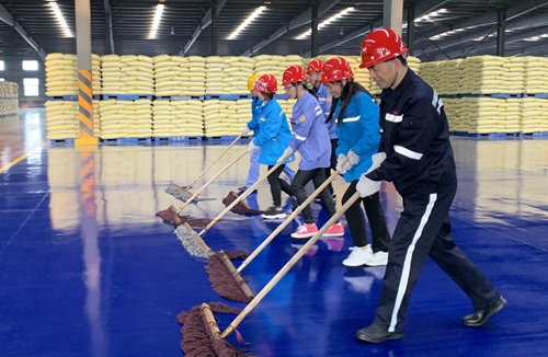 集團(tuán)領(lǐng)導(dǎo)干部深入基層一線(xiàn)勞動(dòng)(圖3) 集團(tuán)領(lǐng)導(dǎo)干部深入基層一線(xiàn)勞動(dòng)(圖3)