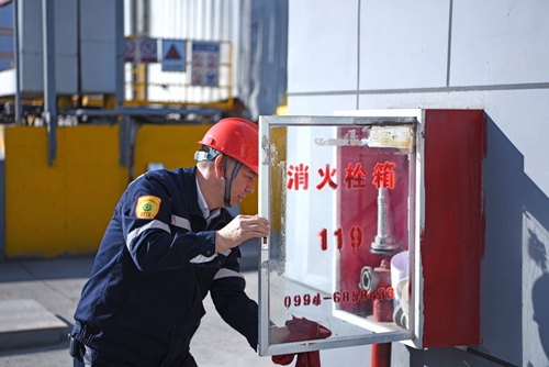 集團(tuán)領(lǐng)導(dǎo)干部深入基層一線(xiàn)勞動(dòng)(圖5) 集團(tuán)領(lǐng)導(dǎo)干部深入基層一線(xiàn)勞動(dòng)(圖5)