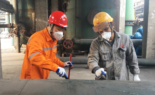 集團(tuán)領(lǐng)導(dǎo)干部深入基層一線(xiàn)勞動(dòng)(圖7) 集團(tuán)領(lǐng)導(dǎo)干部深入基層一線(xiàn)勞動(dòng)(圖7)