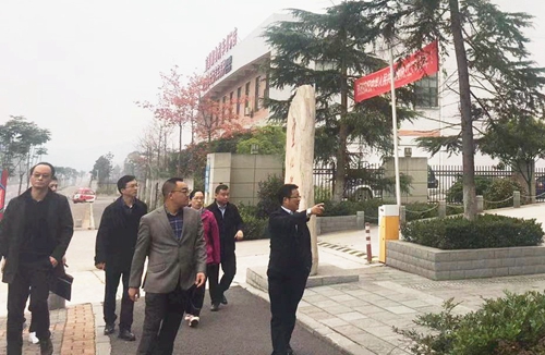 王大真到實訓(xùn)基地調(diào)研(圖1) 王大真到實訓(xùn)基地調(diào)研(圖1)