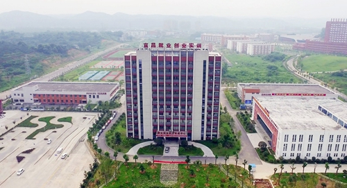 王大真到實訓(xùn)基地調(diào)研(圖3) 王大真到實訓(xùn)基地調(diào)研(圖3)