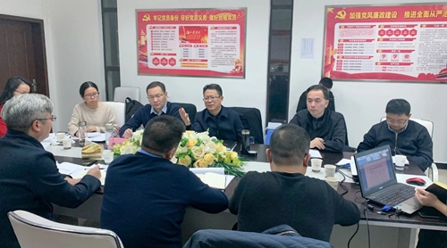 王大真到置業(yè)公司現(xiàn)場調(diào)研(圖2) 王大真到置業(yè)公司現(xiàn)場調(diào)研(圖2)