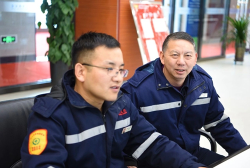 集團(tuán)領(lǐng)導(dǎo)春節(jié)前走訪(fǎng)慰問(wèn)一線(xiàn)職工、困難職工和離退休老干部(圖4)