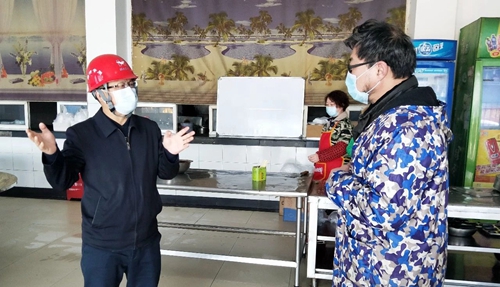 王大真到股份公司現(xiàn)場(chǎng)檢查疫情防控及安全生產(chǎn)情況(圖2) 王大真到股份公司現(xiàn)場(chǎng)檢查疫情防控及安全生產(chǎn)情況(圖2)