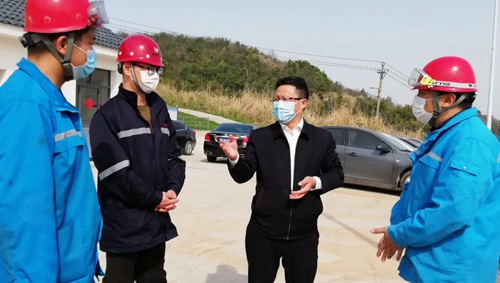 王大真到松滋肥業(yè)現(xiàn)場檢查工作(圖2) 王大真到松滋肥業(yè)現(xiàn)場檢查工作(圖2)