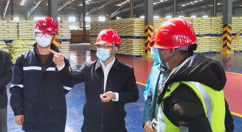 王大真到松滋肥業(yè)現(xiàn)場檢查工作(圖3) 王大真到松滋肥業(yè)現(xiàn)場檢查工作(圖3)