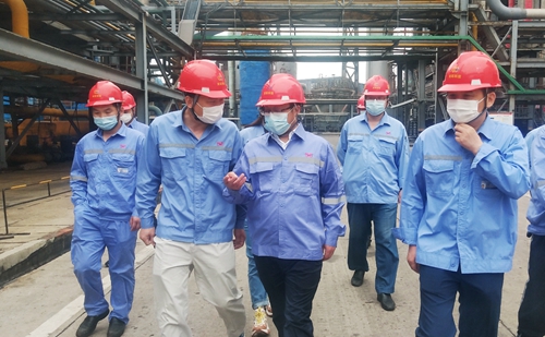 王大真到雙環(huán)公司現(xiàn)場檢查工作(圖2) 王大真到雙環(huán)公司現(xiàn)場檢查工作(圖2)