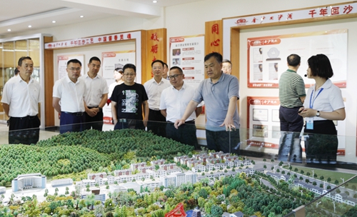 袁衛(wèi)東、王大真到金沙酒業(yè)調(diào)研指導(dǎo)工作(圖1)