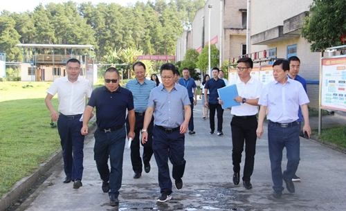 王大真帶隊(duì)到金沙酒業(yè)現(xiàn)場(chǎng)辦公(圖1) 王大真帶隊(duì)到金沙酒業(yè)現(xiàn)場(chǎng)辦公(圖1)