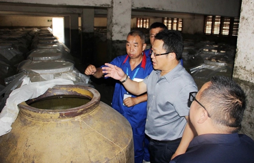 王大真帶隊(duì)到金沙酒業(yè)現(xiàn)場(chǎng)辦公(圖2) 王大真帶隊(duì)到金沙酒業(yè)現(xiàn)場(chǎng)辦公(圖2)