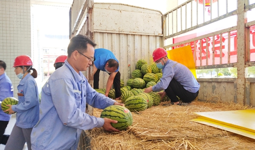 情系一線 集團(tuán)工會(huì)到分子公司“送清涼”(圖5) 情系一線 集團(tuán)工會(huì)到分子公司“送清涼”(圖5)