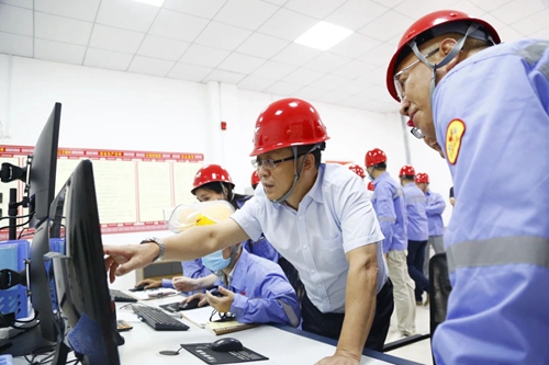 王大真帶隊(duì)到松滋肥業(yè)氟化鋁項(xiàng)目現(xiàn)場(chǎng)慰問(圖2) 王大真帶隊(duì)到松滋肥業(yè)氟化鋁項(xiàng)目現(xiàn)場(chǎng)慰問(圖2)