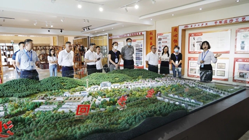 貴州省第三屆省長質(zhì)量獎評審專家組到金沙酒業(yè)現(xiàn)場評審(圖1) 貴州省第三屆省長質(zhì)量獎評審專家組到金沙酒業(yè)現(xiàn)場評審(圖1)