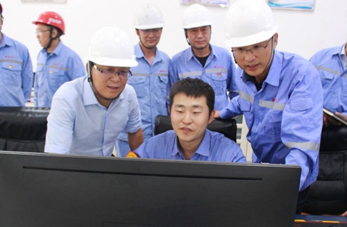 王大真一行到聯(lián)化公司現(xiàn)場(chǎng)辦公(圖1) 王大真一行到聯(lián)化公司現(xiàn)場(chǎng)辦公(圖1)