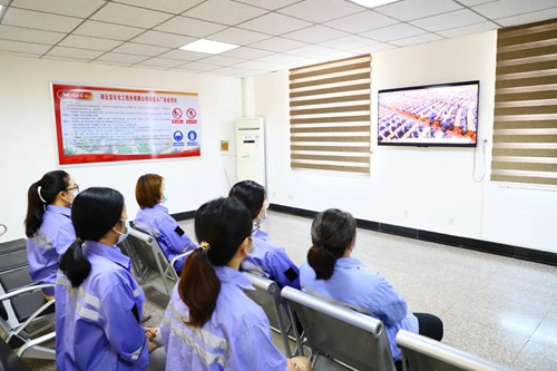 向抗疫英雄致敬！宜化集團(tuán)組織收看全國抗擊新冠肺炎疫情表彰大會(圖4)