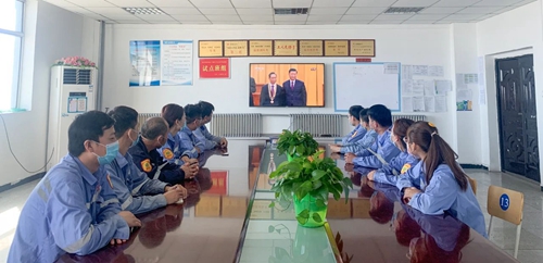 向抗疫英雄致敬！宜化集團(tuán)組織收看全國抗擊新冠肺炎疫情表彰大會(圖5)