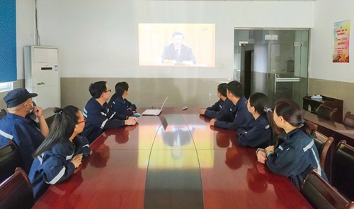 向抗疫英雄致敬！宜化集團(tuán)組織收看全國抗擊新冠肺炎疫情表彰大會(圖7)