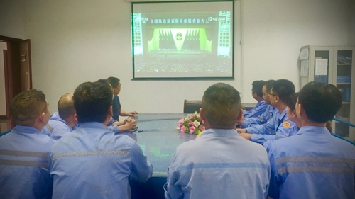 向抗疫英雄致敬！宜化集團(tuán)組織收看全國抗擊新冠肺炎疫情表彰大會(圖11)