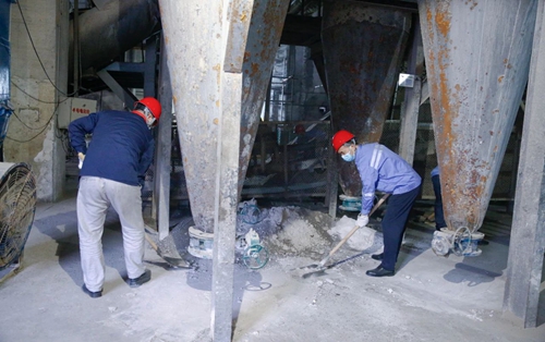 集團(tuán)總部機(jī)關(guān)干部到股份公司勞動(dòng)(圖2) 集團(tuán)總部機(jī)關(guān)干部到股份公司勞動(dòng)(圖2)