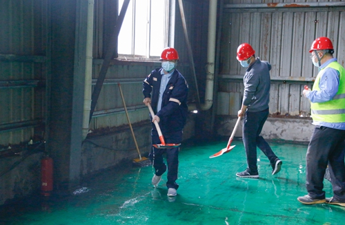 集團(tuán)總部機(jī)關(guān)干部到股份公司勞動(dòng)(圖3) 集團(tuán)總部機(jī)關(guān)干部到股份公司勞動(dòng)(圖3)