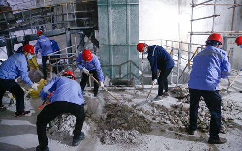 集團(tuán)總部機(jī)關(guān)干部到股份公司勞動(dòng)(圖6) 集團(tuán)總部機(jī)關(guān)干部到股份公司勞動(dòng)(圖6)