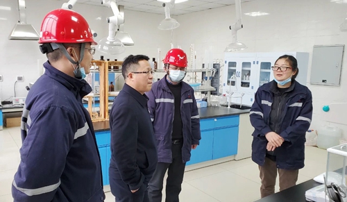 王大真在股份公司一線向全集團(tuán)廣大干部職工拜年(圖13) 王大真在股份公司一線向全集團(tuán)廣大干部職工拜年(圖13)