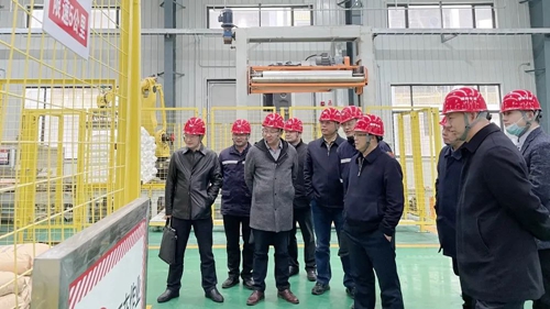 王大真帶隊(duì)到新材料公司現(xiàn)場(chǎng)慰問(圖2) 王大真帶隊(duì)到新材料公司現(xiàn)場(chǎng)慰問(圖2)