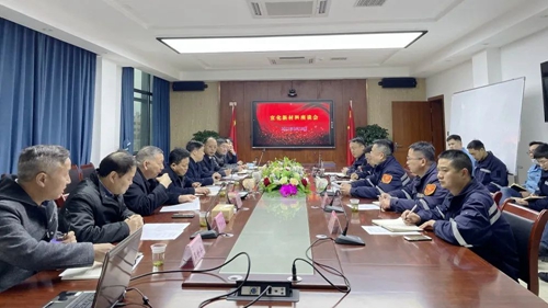 王大真帶隊(duì)到新材料公司現(xiàn)場(chǎng)慰問(圖3) 王大真帶隊(duì)到新材料公司現(xiàn)場(chǎng)慰問(圖3)