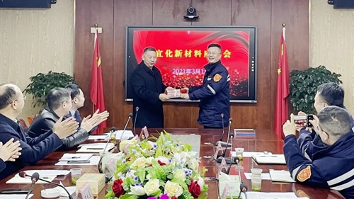 王大真帶隊(duì)到新材料公司現(xiàn)場(chǎng)慰問(圖4) 王大真帶隊(duì)到新材料公司現(xiàn)場(chǎng)慰問(圖4)