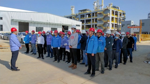 感受工程氛圍參與工程建設(shè) 集團(tuán)總部機(jī)關(guān)干部到新材料公司現(xiàn)場(chǎng)勞動(dòng)(圖1) 感受工程氛圍參與工程建設(shè) 集團(tuán)總部機(jī)關(guān)干部到新材料公司現(xiàn)場(chǎng)勞動(dòng)(圖1)