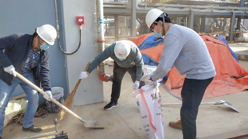 感受工程氛圍參與工程建設(shè) 集團(tuán)總部機(jī)關(guān)干部到新材料公司現(xiàn)場(chǎng)勞動(dòng)(圖4) 感受工程氛圍參與工程建設(shè) 集團(tuán)總部機(jī)關(guān)干部到新材料公司現(xiàn)場(chǎng)勞動(dòng)(圖4)