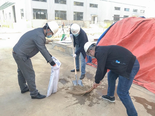 感受工程氛圍參與工程建設(shè) 集團(tuán)總部機(jī)關(guān)干部到新材料公司現(xiàn)場(chǎng)勞動(dòng)(圖5) 感受工程氛圍參與工程建設(shè) 集團(tuán)總部機(jī)關(guān)干部到新材料公司現(xiàn)場(chǎng)勞動(dòng)(圖5)