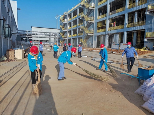 感受工程氛圍參與工程建設(shè) 集團(tuán)總部機(jī)關(guān)干部到新材料公司現(xiàn)場(chǎng)勞動(dòng)(圖7) 感受工程氛圍參與工程建設(shè) 集團(tuán)總部機(jī)關(guān)干部到新材料公司現(xiàn)場(chǎng)勞動(dòng)(圖7)