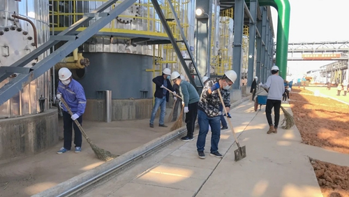 感受工程氛圍參與工程建設(shè) 集團(tuán)總部機(jī)關(guān)干部到新材料公司現(xiàn)場(chǎng)勞動(dòng)(圖8) 感受工程氛圍參與工程建設(shè) 集團(tuán)總部機(jī)關(guān)干部到新材料公司現(xiàn)場(chǎng)勞動(dòng)(圖8)