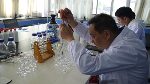金沙酒業(yè)“匠人”孕造醇柔佳釀(圖2) 金沙酒業(yè)“匠人”孕造醇柔佳釀(圖2)