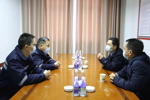 宜都市委副書記、市長(zhǎng)李澤剛到楚星公司慰問市拔尖人才(圖2)