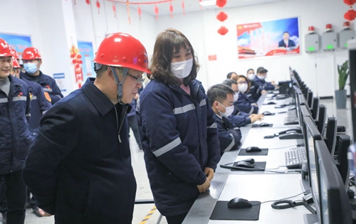 王大真在股份公司一線向全集團(tuán)廣大干部職工拜年(圖3) 王大真在股份公司一線向全集團(tuán)廣大干部職工拜年(圖3)