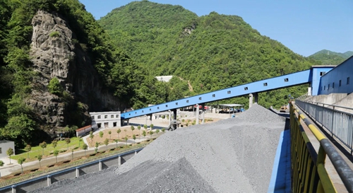 礦業(yè)公司:凝神聚力抓落實(shí) 砥礪奮進(jìn)創(chuàng)佳績(jī)(圖1) 礦業(yè)公司:凝神聚力抓落實(shí) 砥礪奮進(jìn)創(chuàng)佳績(jī)(圖1)