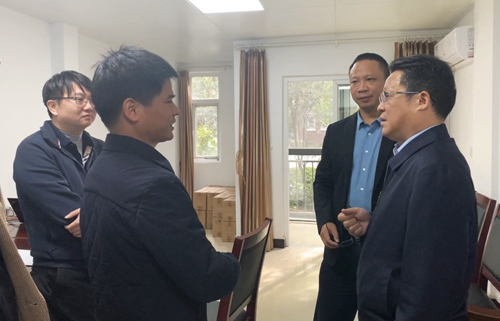 王大真到邦普宜化項(xiàng)目專(zhuān)班辦公現(xiàn)場(chǎng)調(diào)研(圖1) 王大真到邦普宜化項(xiàng)目專(zhuān)班辦公現(xiàn)場(chǎng)調(diào)研(圖1)