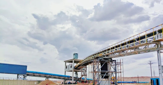 新疆安卅鐵路分流倉(cāng)至化工輸煤廊道項(xiàng)目成功帶料試運(yùn)行(圖1) 新疆安卅鐵路分流倉(cāng)至化工輸煤廊道項(xiàng)目成功帶料試運(yùn)行(圖1)